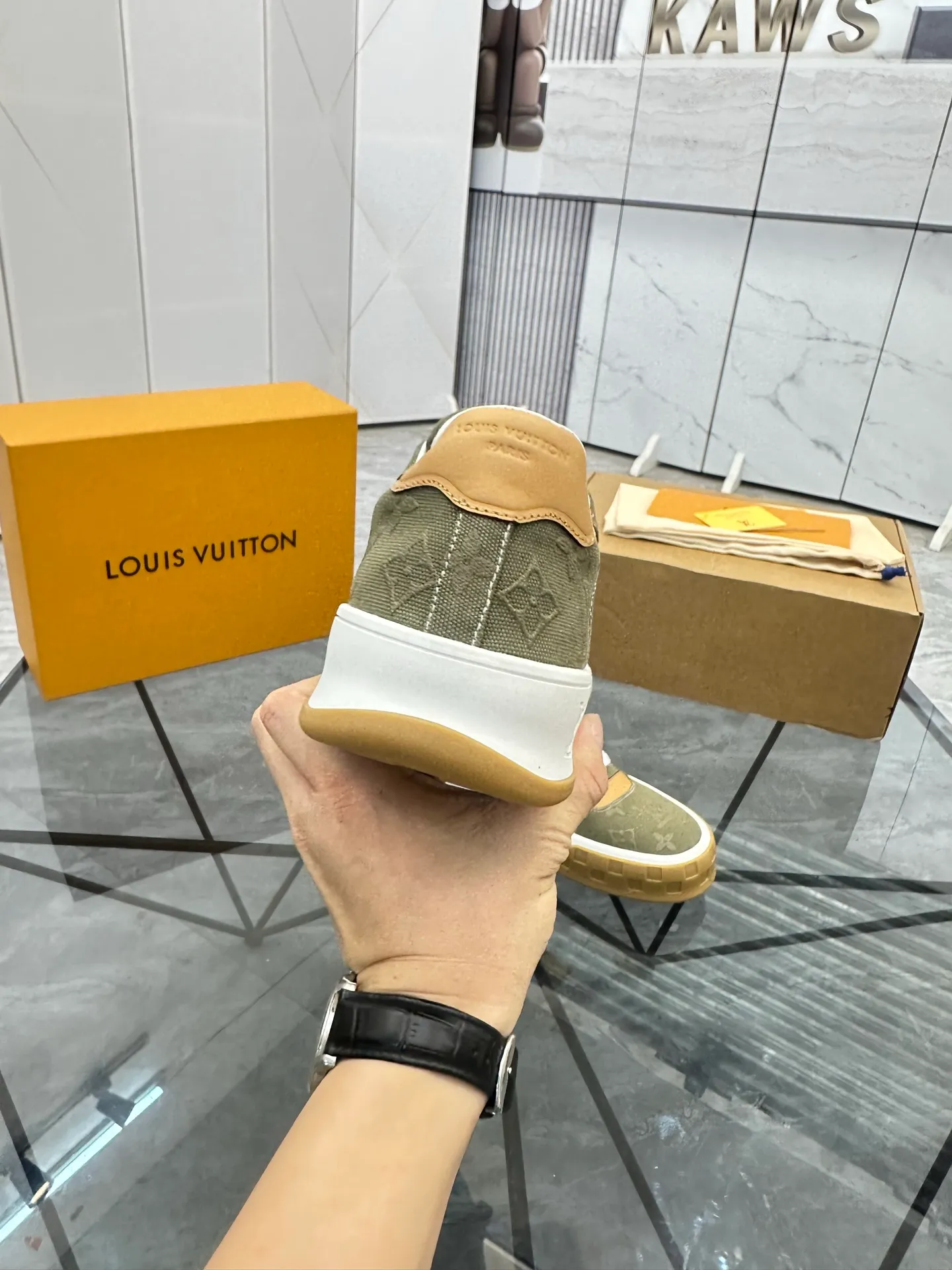 Men's shoes for sale 💰: 💰P660¥ Top quality Comes with airplane case Product trademark: LV* "Louis Vuitton*" low-top casual shoes Regular size: 35-44 (can be customized to 45) Couple style Product materials: imported nubuck leather upper, sheepskin lining, original outsole. Number: 819